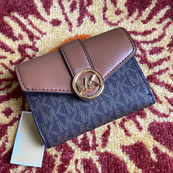 MICHAEL KORS CARMEN MEDIUM LOGO AND FAUX LEATHER WALLET BROWN - Picture 9 of 16